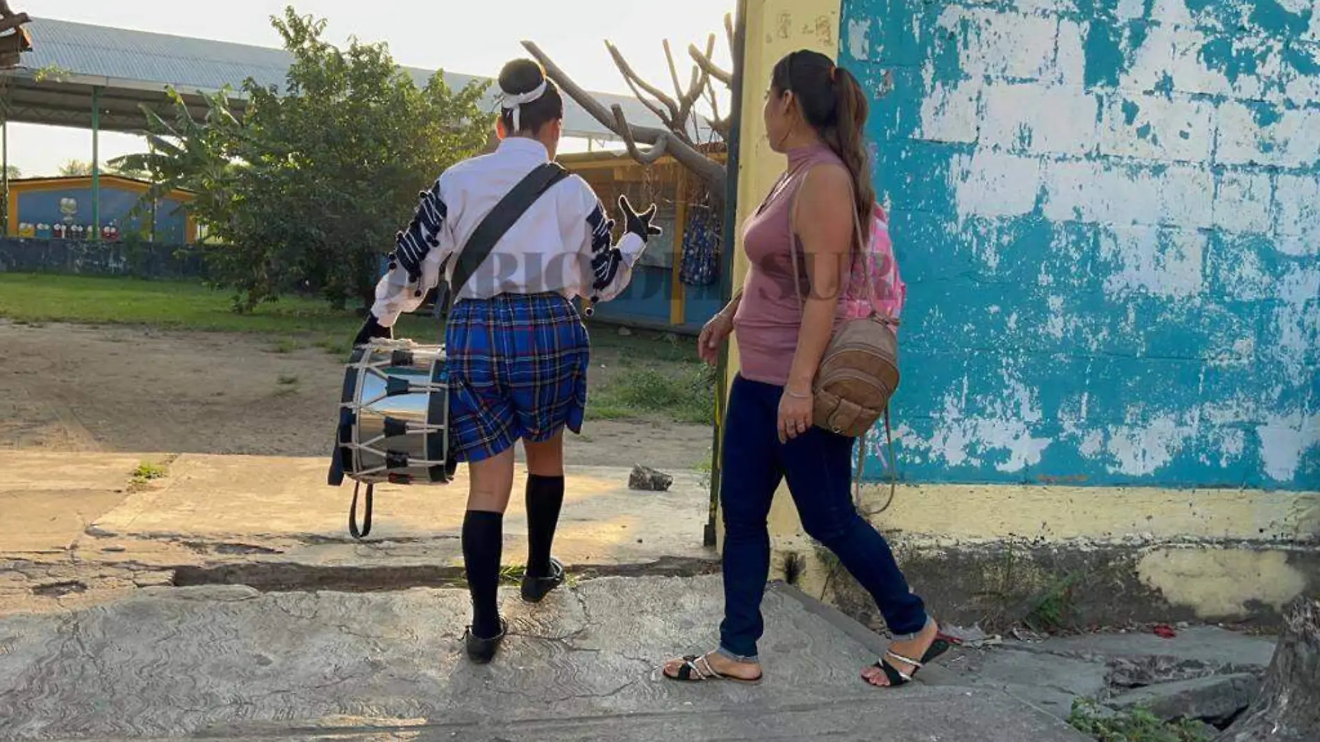 madre e hija entrando a la escuela